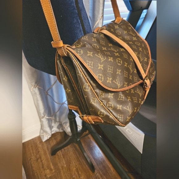 Authentic Vintage Louis Vuitton Saumur 35 Monogram Canvas Messenger Shoulder bag - Picture 3 of 16